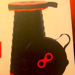 Retractable portable stool